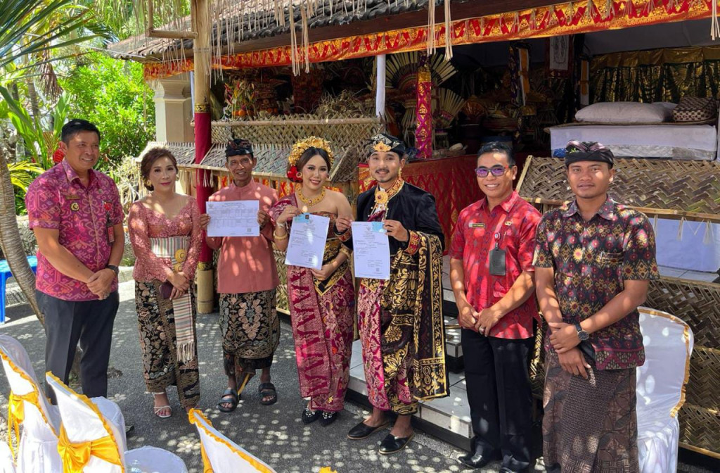 Dukungan Masyarakat dalam Penyerahan Akta Perkawinan Implementasi Dalung Smartvillage